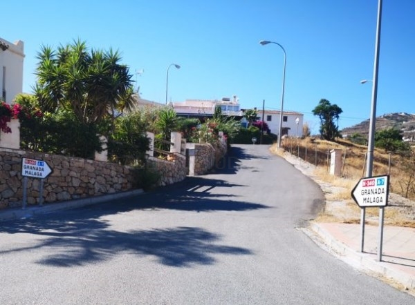 Almuñécar mejora la señalización de conexión con la CN 340 y Autovía A7 en la zona de La Taramay y Cabria