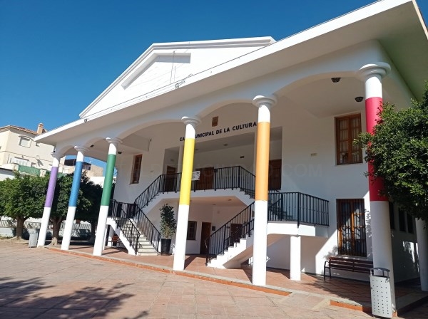 Lobres también se sumo ayer a la jornada conmemorativas del Orgullo LGTBI con la decoración de la Casa Municipal de La Cultura.