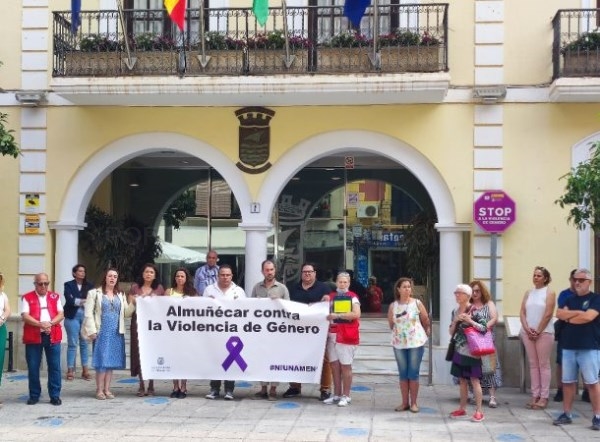 Almuñécar guarda cinco minutos de silencio por las víctimas de Violencia de Género