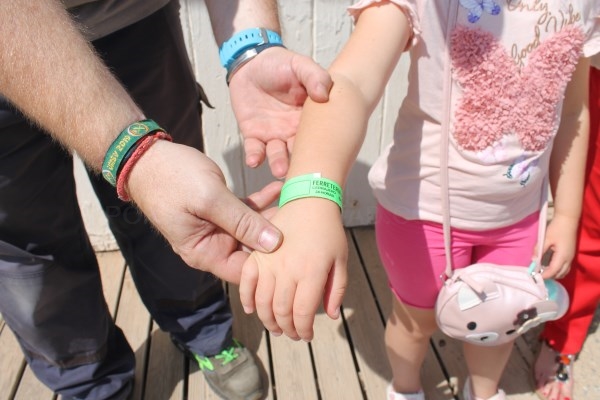 Este verano se volverán a repartir pulseras identificativas para facilitar la localización de los menores en las playas de la Villa