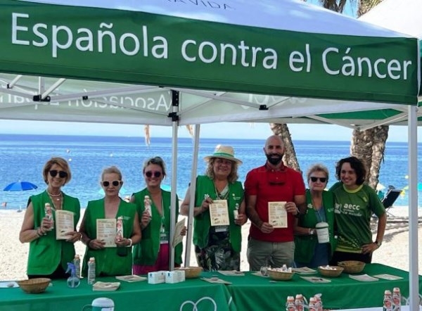 AECC de Almuñécar ha realizado este miércoles una campaña prevención solar en la playa de La Herradura