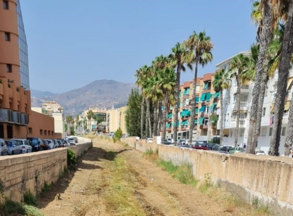 Ayuntamiento de Almuñécar, la propiedad del edificio Mercadona del San Cristóbal y la Junta Central de Usuarios solucionan el desagüe de agua que se v