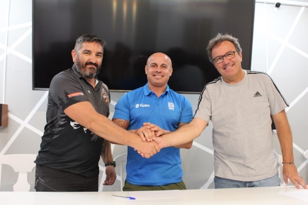 Cultural Asako y Puerto de Motril unen fuerzas y firman un acuerdo de colaboración para hacer más grande el papel del fútbol motrileño