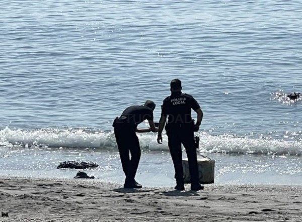 La Policía Local de Almuñécar retira un fardo con 38 kilos de hachís en la playa Marina del Este
