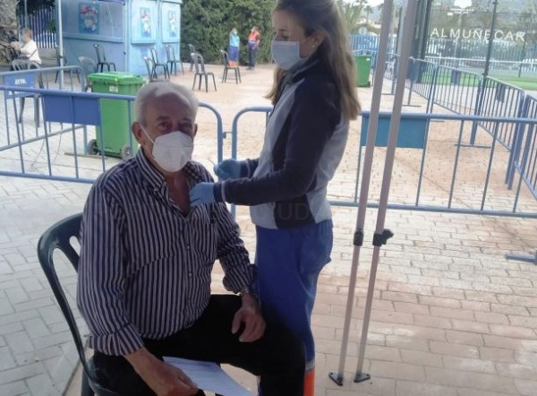 Las personas entre 65 y 79 años de Almuñécar y La Herradura ya pueden pedir cita para la vacunación contra la gripe y recordatorio del Covid-19