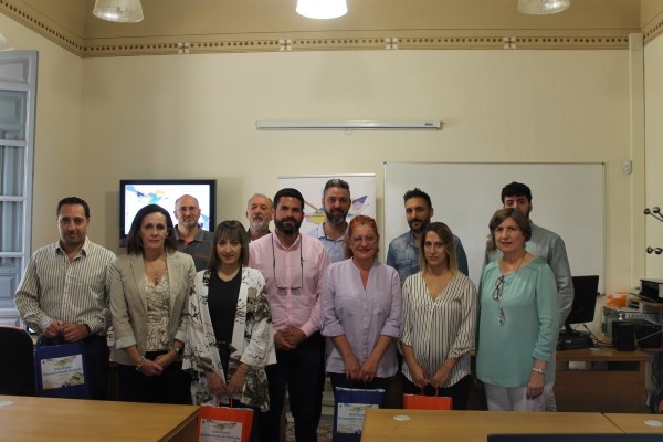 El Aula Mentor de la Villa entrega las matrículas a los ganadores del concurso de radio “Fórmate y Mentorízate”