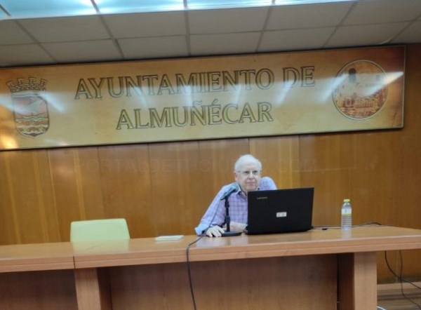 El catedrático de la UGR Miguel Molina Martínez ofreció una interesante conferencia sobre Magallanes Elcano en Almuñécar