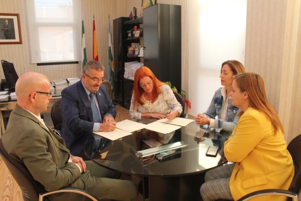 Ayuntamiento y AECC firman un acuerdo para generar más “Espacios Sin Humo” en el Municipio