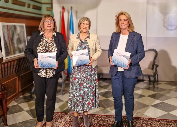Encarnación Estebané presenta su nuevo libro ‘Cal del arena’ sobre la historia de Calahonda