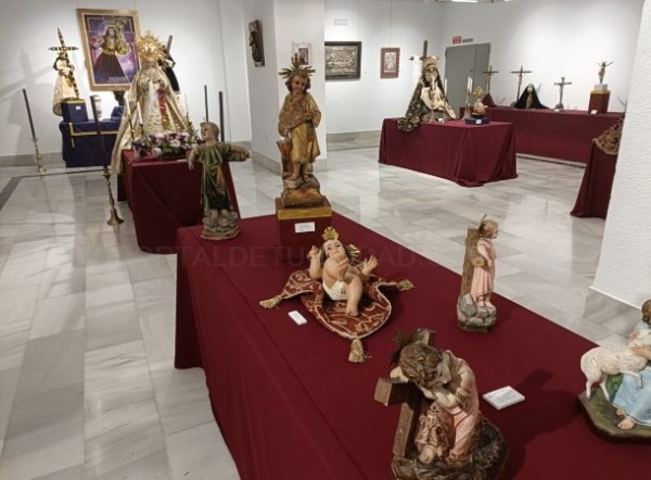 La Casa de la Cultura de Almuñécar acoge la exposición “Tesoros de devoción” organizada por la Cofradía del Nazareno