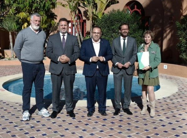 La Junta hace entrega de tres resoluciones para la realización de actividades náuticas en Almuñécar y La Herradura