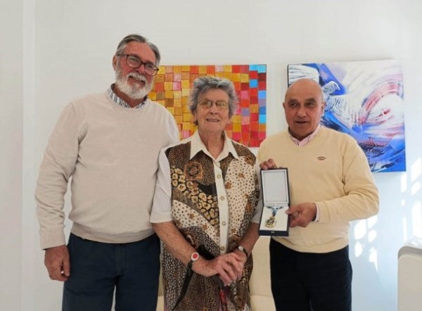 Cecila McWeeny Chacón, hija adoptiva de Almuñécar, recibe la Medalla de la Ciudad