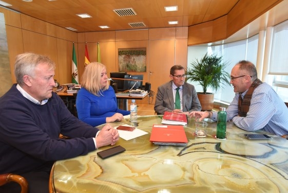El presidente se reúne con representantes de la Comunidad de Regantes del Bajo Guadalfeo