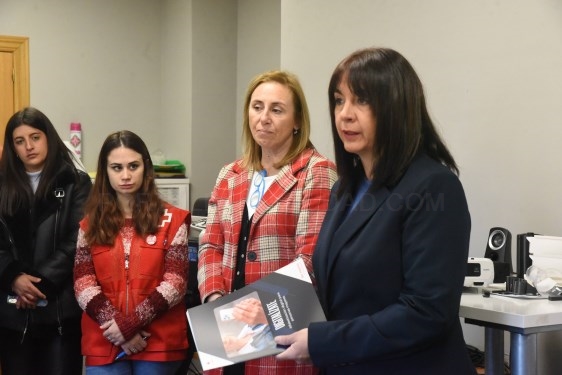 Diputación y Cruz Roja forman a los mayores de Villamena en materia de competencias digitales