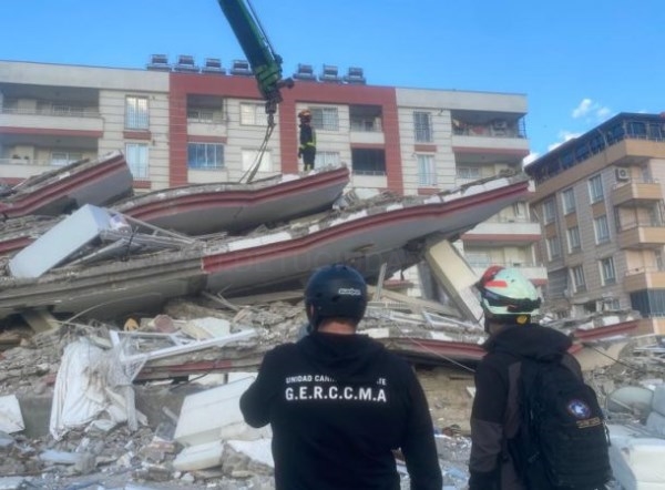 Los Bomberos de Almuñécar buscan supervivientes en edificios de la ciudad turca de Elbistan