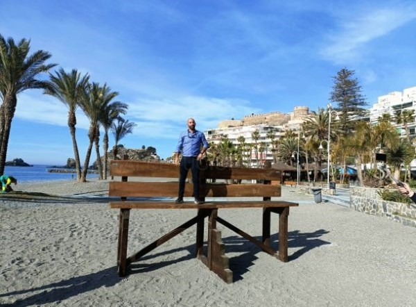 Turismo y Playas de Almuñécar La Herradura instala sendos bancos gigantes en las playas Puerta del Mar y La Herradura