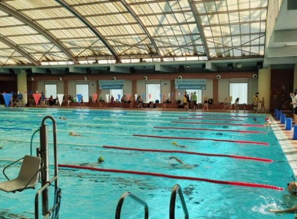 La Piscina Municipal de Almuñécar celebra este viernes el V Torneo Escolar de Natación 2023