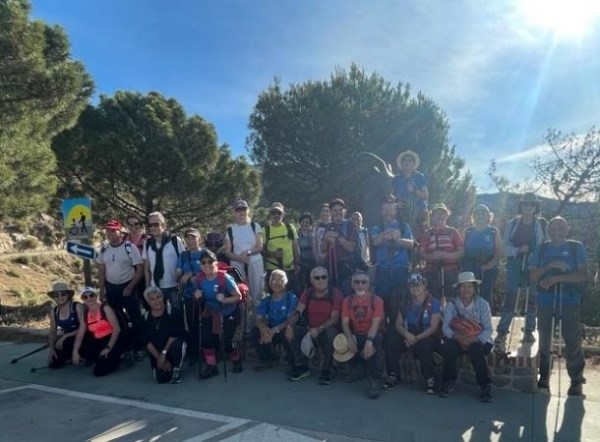Una treintena de senderistas de Almuñécar participaron en la ruta entre Sedella y Canillas de Aceituno