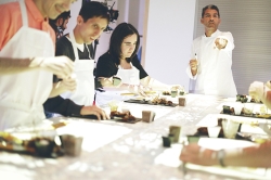 El chef Paco Roncero imparte un taller de cocina creativa a un grupo de jóvenes con discapacidad intelectual