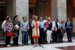 Cristina Cifuentes trabajará con las asociaciones para erradicar las agresiones por motivos de diversidad sexual