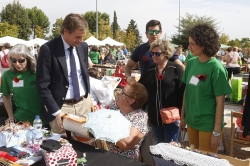 Más de un centenar de encajeras de bolillos participan en el primer encuentro celebrado en Boadilla del Monte