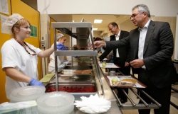 La Comunidad de Madrid distribuye más de un millón de comidas gratuitas al año para personas sin recursos