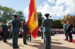 Cientos de ciudadanos rinden homenaje a la Bandera de España