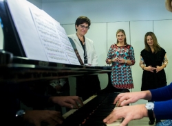 Ainhoa Arteta, en su visita a la Escuela de Música de Pozuelo con la alcaldesa: “Este centro está a la altura de las grandes escuelas europeas”