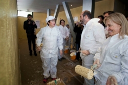 Vecinos de Parla pintan las zonas comunes de sus viviendas con la ayuda de la Comunidad de Madrid