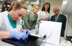 Cifuentes anuncia la reforma del área de oncología del Hospital Gregorio Marañón