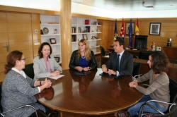 El alcalde de Las Rozas  firmó el convenio con la Asociación de Padres y Madres del Centro de Educación Especial Monte Abantos
