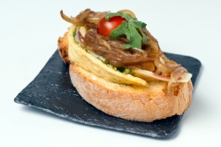 La tapa italiana 'rotolo di frittata farcito' gana su quinta edición