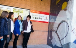 La alcaldesa de Pozuelo continúa las visitas para conocer de primera mano los centros educativos del municipio