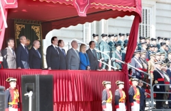 Cifuentes, madrina en la entrega de la bandera española a la primera zona de la Guardia Civil