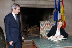 Cifuentes traslada al embajador francés la solidaridad del pueblo madrileño