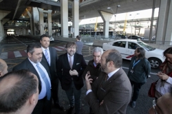 La Comunidad reforzará los controles en el aeropuerto para evitar el intrusismo y la competencia desleal en el sector del taxi
