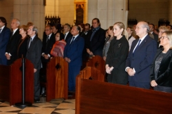 Cifuentes traslada el cariño y respeto de los madrileños a las víctimas de los atentados en la misa celebrada en su memoria