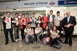 Diez jóvenes consiguen entradas dobles para el espectáculo Sama Sama tras ganar la yincana de Metro de Madrid