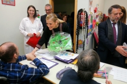Cifuentes apuesta por el empleo de las personas con discapacidad, que se ha incrementado un 4% en lo que va de año
