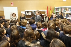 La Fundación Miguel Ángel Blanco cede libros y material para jóvenes a la biblioteca José Ortega y Gasset