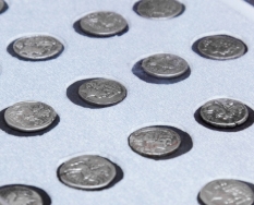 El MAR presenta una donación de 30 denarios de plata procedentes de un tesorillo hallado en Alcalá