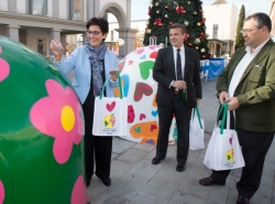 Pozuelo lucirá contenedores de vidrio diseñados por Agatha Ruiz de la Prada si logra reciclar cien toneladas este mes