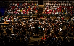 El concierto Pozuelo canta en Navidad reúne a 300 escolares y al coro y la orquesta sinfónica La Lira en el polideportivo El Torreón
