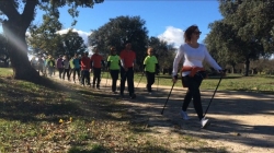 La I Caminata de Nordic Walking de Boadilla del Monte reunió ayer a un centenar de participantes