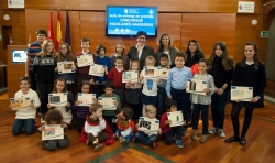 La alcaldesa de Pozuelo entrega los premios del concurso escolar de belenes, árboles y felicitaciones de Navidad
