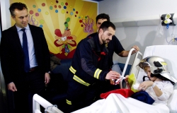 Los bomberos visitan en Navidad a los niños ingresados en los hospitales de la región