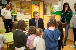 El alcalde de Boadilla del Monte visita a los niños que participan en el campamento de Navidad que hoy finaliza