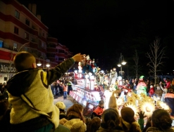 Melchor, Gaspar y Baltasar recorrieron las calles bajo la mirada ilusionada de los niños