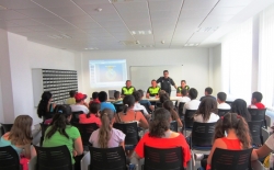 Los agentes tutores acercan a los escolares consejos sobre seguridad vial y buen uso de internet