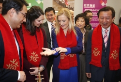 Cifuentes destaca la creciente presencia china en la Comunidad de Madrid y su capacidad emprendedora
